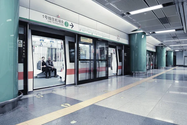 Shenzhen, China - 06 de dezembro de 2016: Vista interior da manhã cedo da estação de metrô Luohu . — Fotografia de Stock