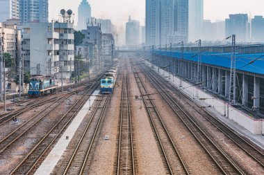 Akşam saatlerinde Cityscape ve tren istasyonu.
