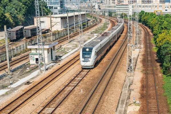 Yüksek hızlı tren istasyona yaklaşıyor. Shenzhen. Çin.