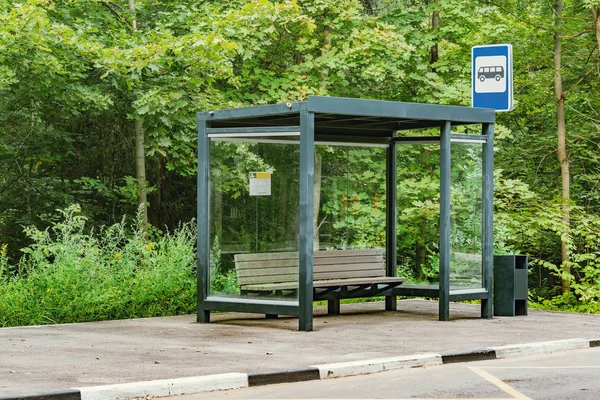 Pusty przystanek autobusowy w letnim lesie. — Zdjęcie stockowe