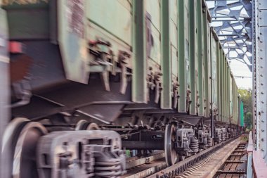 Yük treni demiryolu köprüsünden geçiyor.