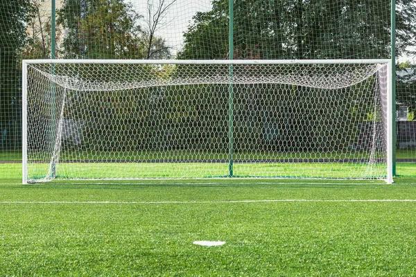 Beskåda av fotboll utfärda utegångsförbud för vid det gröna gräsplan sätter in. — Stockfoto