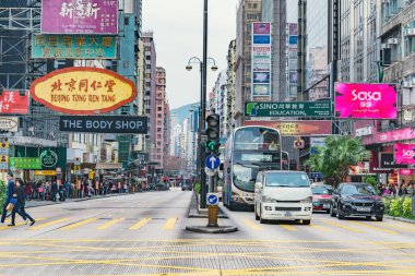 Hong Kong - 15 Aralık 2016: Şehir merkezi nin sokak görünümü.