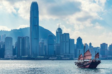 Hong Kong Limanı 'nda küçük bir gemi..