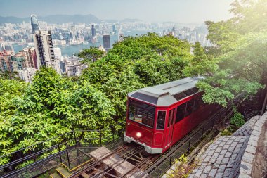Victoria Peak Retro tramvay yaklaşımlar. Hong Kong.