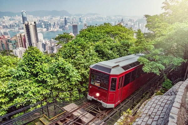 Victoria Peak Retro tramvay yaklaşımlar. Hong Kong.