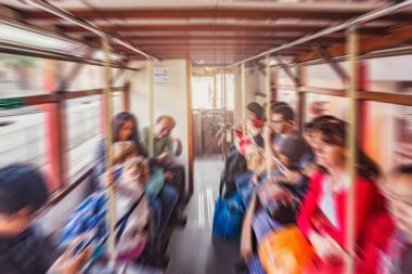 Sabah saatlerinde retro tramvay vagonunun iç görünümünün bulanık görüntüsü.