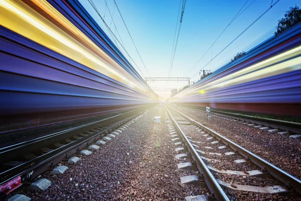 İki tren farklı yönlere doğru hızlı hareket ediyor.. — Stok fotoğraf