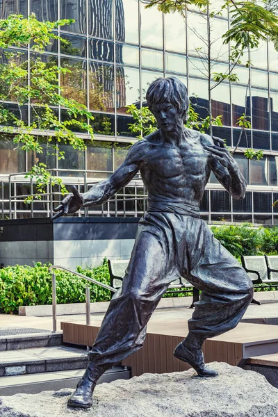 Famosa estátua de Bruce Lee na Avenida das Estrelas em Tsim Sha Tsui . — Fotografia de Stock