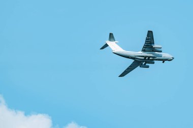 Mavi gökyüzünde ki büyük kargo uçağının uçuşu.