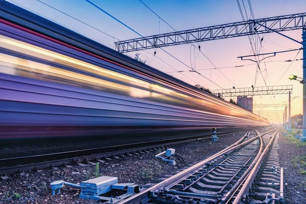 Пасажирський потяг швидко рухається під час заходу сонця . — стокове фото