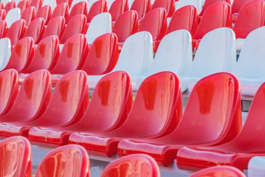 Yeni stadyumun tribününde kırmızı abd beyaz boş koltuklar.