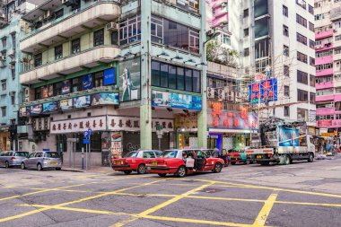 Hong Kong - 11 Aralık 2016: Şehir merkezi nin sokak görünümü.