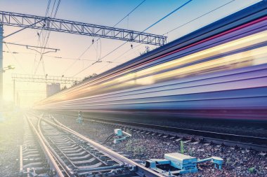 Yolcu treni gün batımı zamanında hızlı hareket eder.