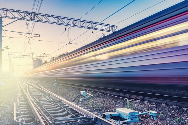 Yolcu treni gün batımı zamanında hızlı hareket eder.