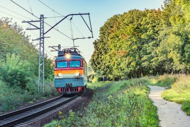 Yük treni kırsal peyzaj arka plan üzerinde hamle.