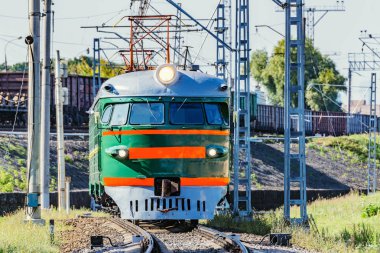 Retro yolcu treni Mytischi'den Moskova'ya hareket ediyor. Trenler bu tür Riga 1964-1970 yy yılında yapıldı.