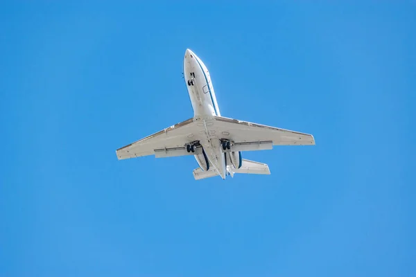 Aterrizaje del avión de pasajeros durante el día . — Foto de Stock