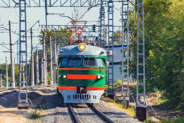 Retro yolcu treni Moskova'dan Mytischi'ye hareket ediyor. Trenler bu tür Riga 1964-1970 yy yılında yapıldı.