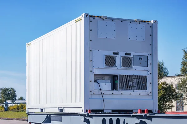 Demiryolu platformunda 20 metre uzunluğunda soğutulmuş konteyner.