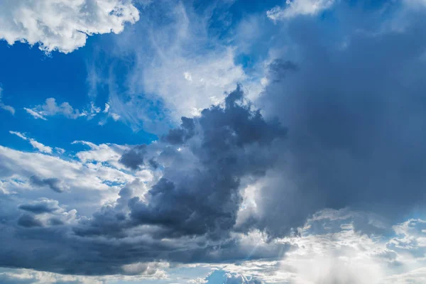 Удивительный облачный ландшафт на небе в полдень до дождя . — стоковое фото