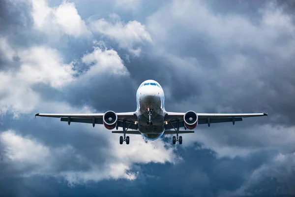 Landung des Flugzeugs. — Stockfoto