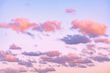 Yağmurdan sonra gün batımında gökyüzünde inanılmaz bulut manzarası.