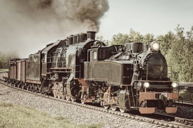 Buharlı yük treni tren istasyonundan kalkmaktadır. Moskova. Rusya.