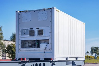 Demiryolu platformunda 20 metre uzunluğunda soğutulmuş konteyner.