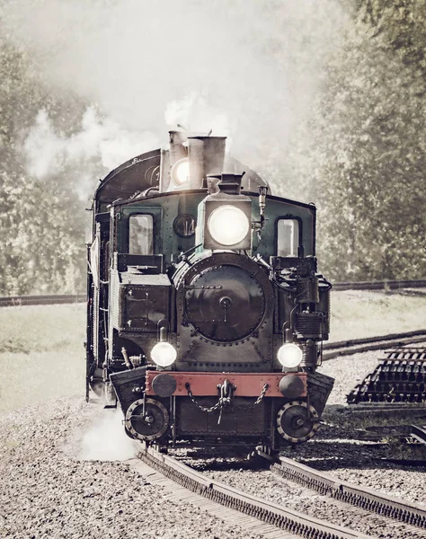 Retro stoom vrachttrein vertrekt vanaf het treinstation. — Stockfoto