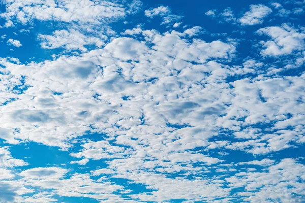 Amazing cloudscape on the sky at midday time. — Stock Photo, Image