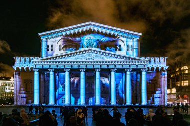 Devlet Akademisi Bolşoy Tiyatrosu ve Bale Uluslararası Açık Hava Festivali için aydınlatıldı Işık Çemberi