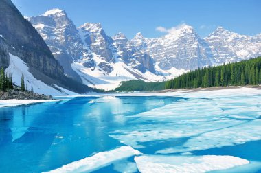 Moraine gölü sabah bahar saatinde buzun altında. Banff Milli Parkı. Kanada.