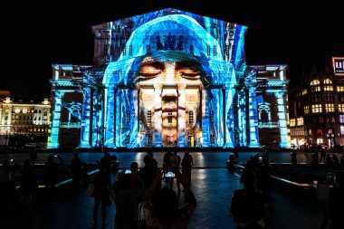 Moskova, Rusya - 21 Eylül 2018: Devlet Akademik Bolşoy Tiyatrosu Opera ve Balesi ücretsiz açık hava uluslararası festival Circle of Light için aydınlatılmış.