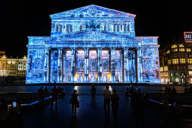 Moskova, Rusya - 21 Eylül 2018: Devlet Akademik Bolşoy Tiyatrosu Opera ve Balesi ücretsiz açık hava uluslararası festival Circle of Light için aydınlatılmış.
