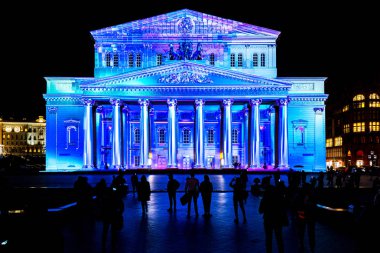 Moskova, Rusya - 21 Eylül 2018: Devlet Akademik Bolşoy Tiyatrosu Opera ve Balesi ücretsiz açık hava uluslararası festival Circle of Light için aydınlatılmış.