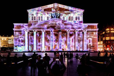 Moskova, Rusya - 21 Eylül 2018: Devlet Akademik Bolşoy Tiyatrosu Opera ve Balesi ücretsiz açık hava uluslararası festival Circle of Light için aydınlatılmış.