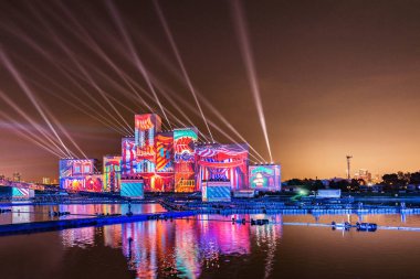 Moskova, Rusya - 22 Eylül 2018: Grebnoy kanalındaki süslemeler ücretsiz açık hava uluslararası festival Circle of Light için aydınlatıldı.