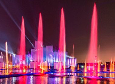 Dekorasyon ve çeşmeler Grebnoy üzerinde ışıklı ücretsiz açık hava Festivali ışık çemberi Kanal.