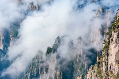 Huangshan Ulusal Parkı 'nın tepelerindeki bulutlar. Çin.
