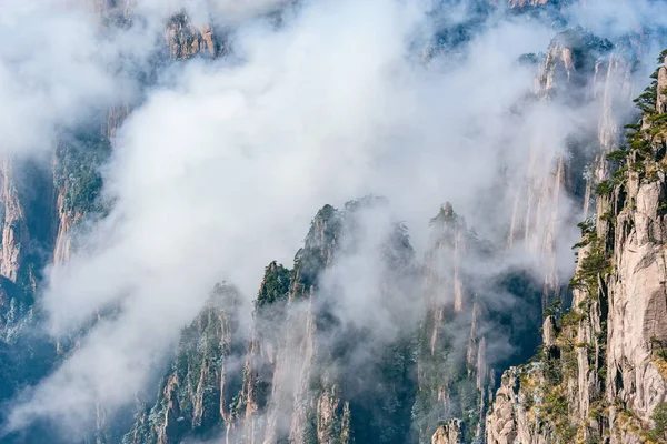 黄山国家公园山顶上的云彩.中国. — 图库照片