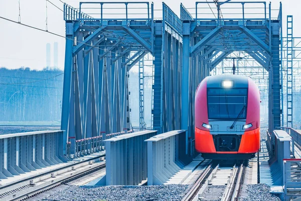 Trem moderno de alta velocidade se move através da ponte . — Fotografia de Stock