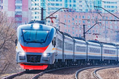 Modern yüksek hızlı tren şehir arka planda hareket ediyor.