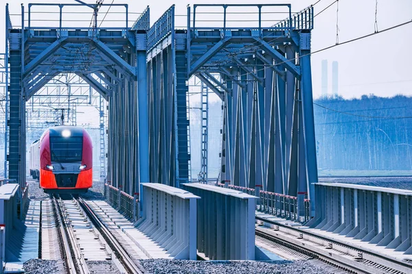 Trem moderno de alta velocidade se move através da ponte. Moscovo. Rússia . — Fotografia de Stock