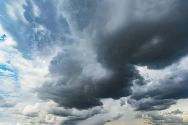 Nubes oscuras después de la lluvia al atardecer . — Foto de Stock