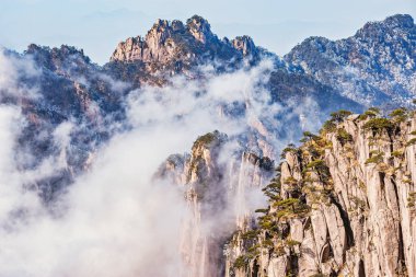 Huangshan Ulusal Parkı 'nın tepelerindeki bulutlar. Çin.