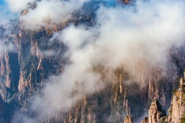 Huangshan Ulusal Parkı 'nın tepelerindeki bulutlar. Çin.