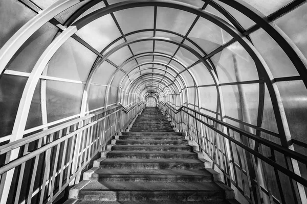 Escadas para o corredor de metal e vidro acima da estrada . — Fotografia de Stock