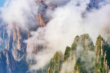 Huangshan Ulusal Parkı 'nın tepelerindeki bulutlar. Çin.