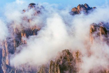Huangshan Ulusal Parkı 'nın tepelerinde bulutlar var..